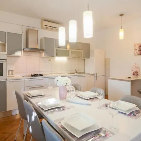 Apartamento Toni, *